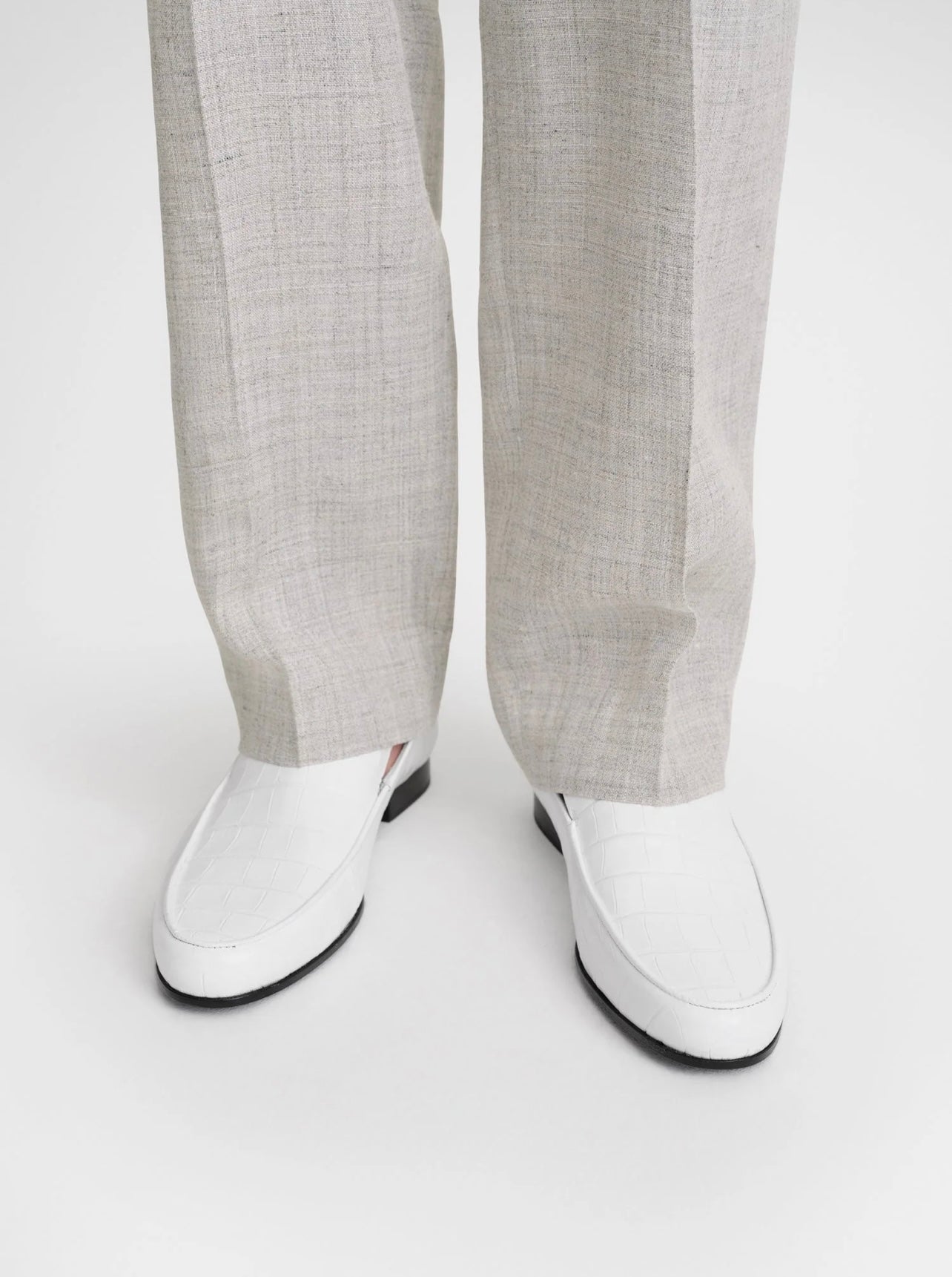 【関税込み】TOTEME ホワイト The Croco Oval ローファー White 'The Croco Oval' Loafers by TOTEME on Sale