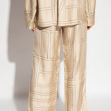 Бежевые шелковые пижамные штаны с монограммой от Toteme
